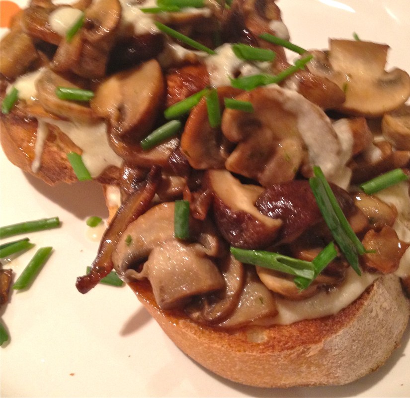 Mushrooms on Toast with Vermouth Sauce
